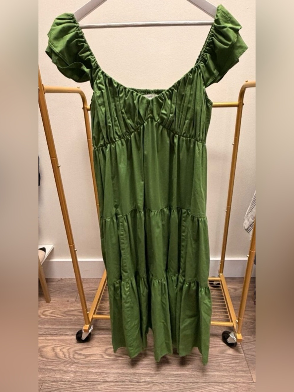 Abercrombie and Fitch Ruffle Maxi Dress
SIZE XL **LIKE NEW** - Picture 2 of 11